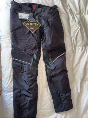 Dainese Men’s Black GORE-TEX Cargo Pants Raider D1